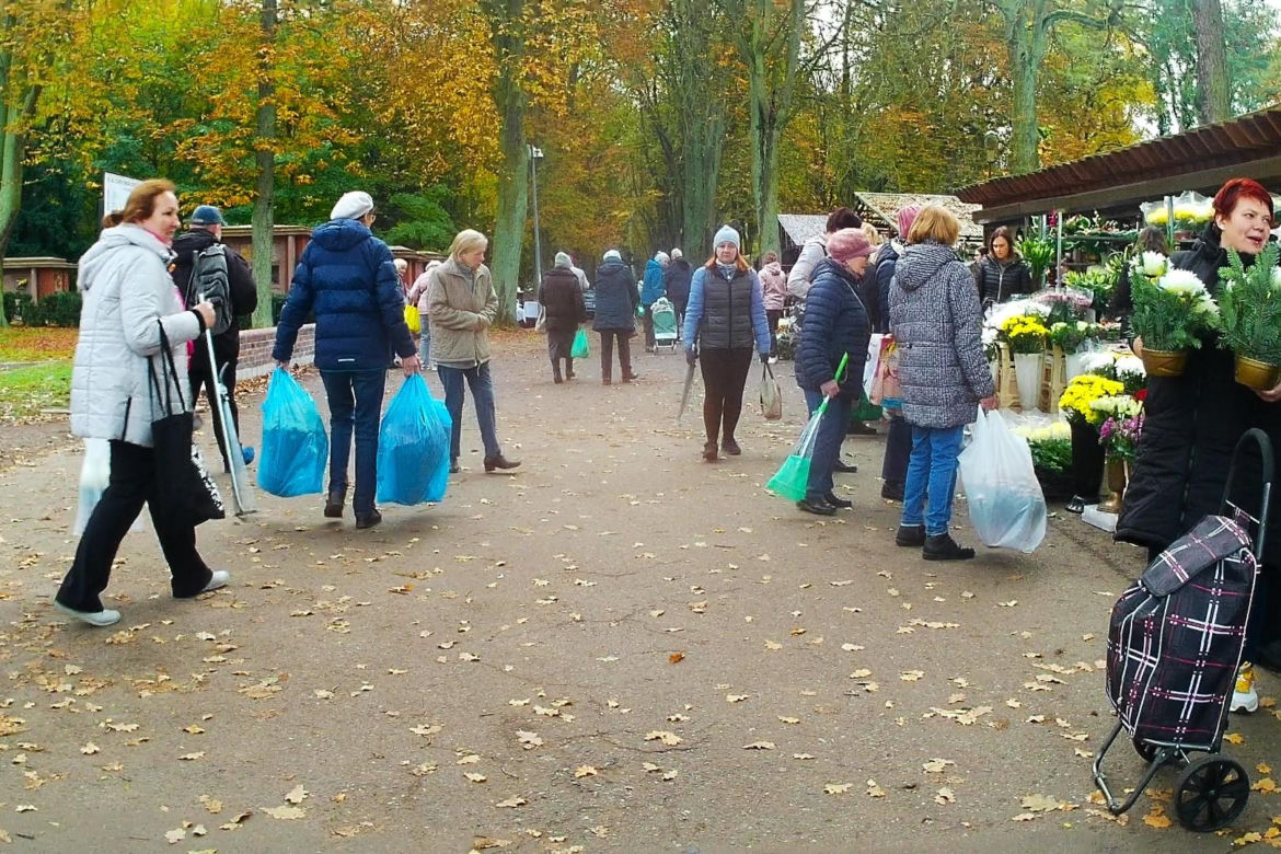 Wzmożony ruch na Cmentarzu Centralnym w Szczecinie