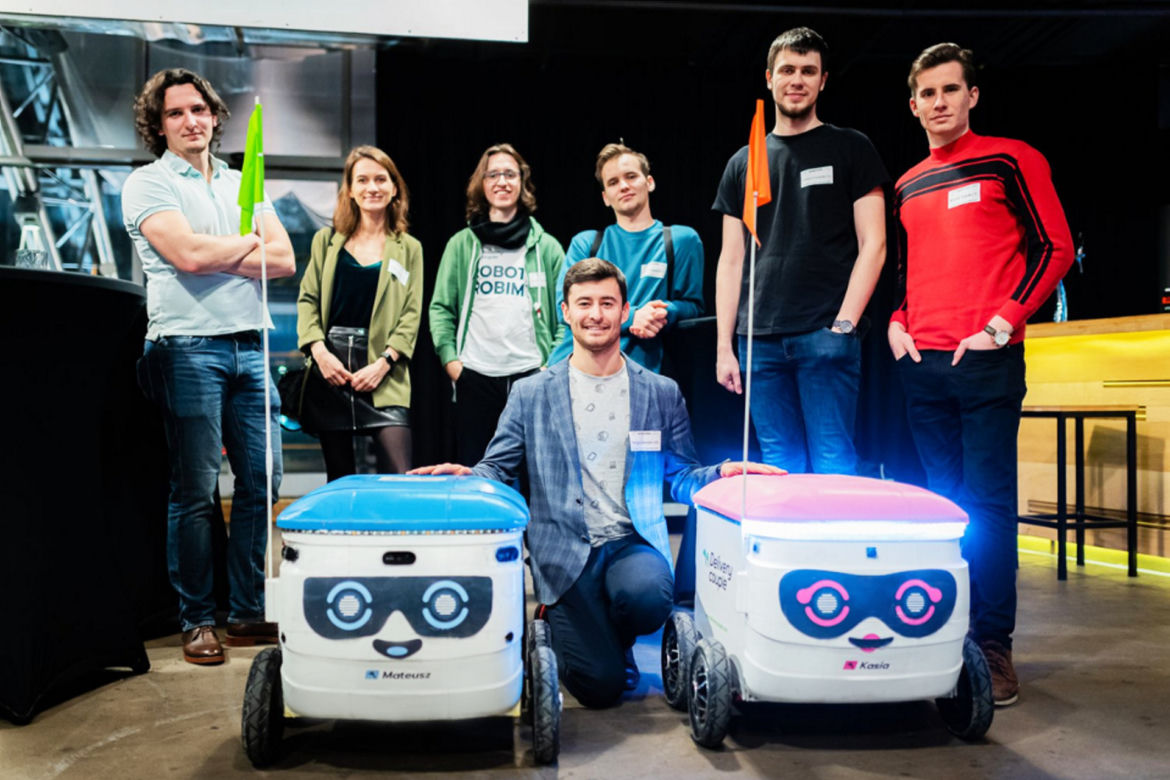  Warszawa miastem robotów. Parzą kawę, przynoszą paczki, dostarczają pizzę i śpiewają Sto lat