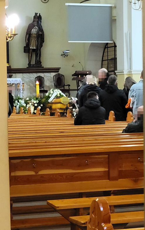 Pogrzeb dziennikarza TVN. Ciało Pawła K. jest już w kościele. Żegna go dźwięk trąbki [RELACJA Z UROCZYSTOŚCI]