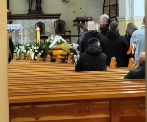 Pogrzeb dziennikarza TVN. Ciało Pawła K. jest już w kościele. Żegna go dźwięk trąbki [RELACJA Z UROCZYSTOŚCI]