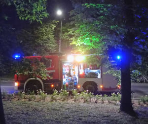 Kraków: Samochód stoczył się ze wzniesienia i... uderzył w autobus
