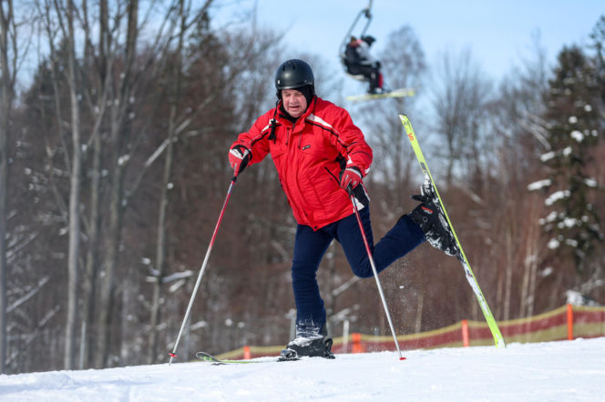 Poseł Wójcik szusuje w kasku