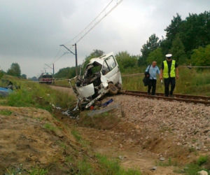 BRATOSZEWICE: Wypadek busa na niestrzeżonym przejeździe kolejowym