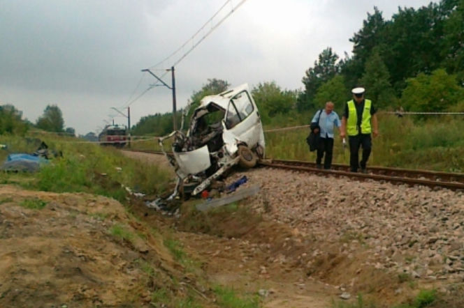 BRATOSZEWICE: Wypadek busa na niestrzeżonym przejeździe kolejowym