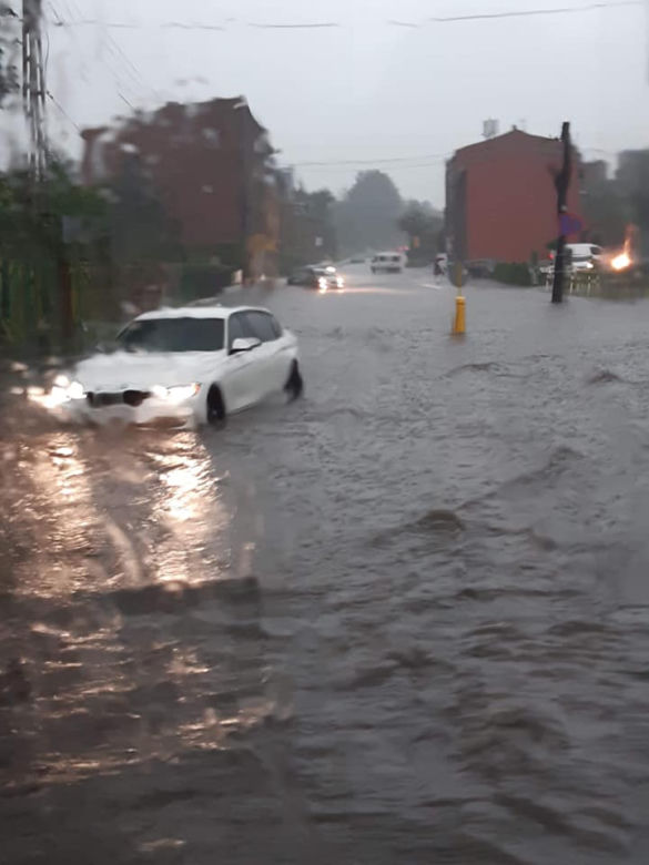 Potężne burze przeszły nad województwem śląskim. Zalane ulice, połamane drzewa i opóźnione pociągi [ZDJĘCIA]