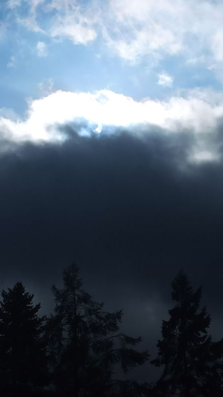 Niesamowity widok! Częściowe zaćmienie słońca w Lublinie w obiektywie Czytelników
