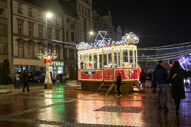 Ruszył świąteczny Jarmark w Bytomiu. Kultowy tramwaj i kaszanka wikinga