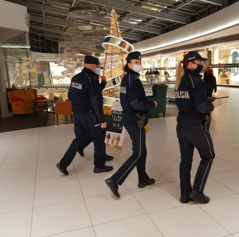 Policjanci kontrolują noszenie maseczek