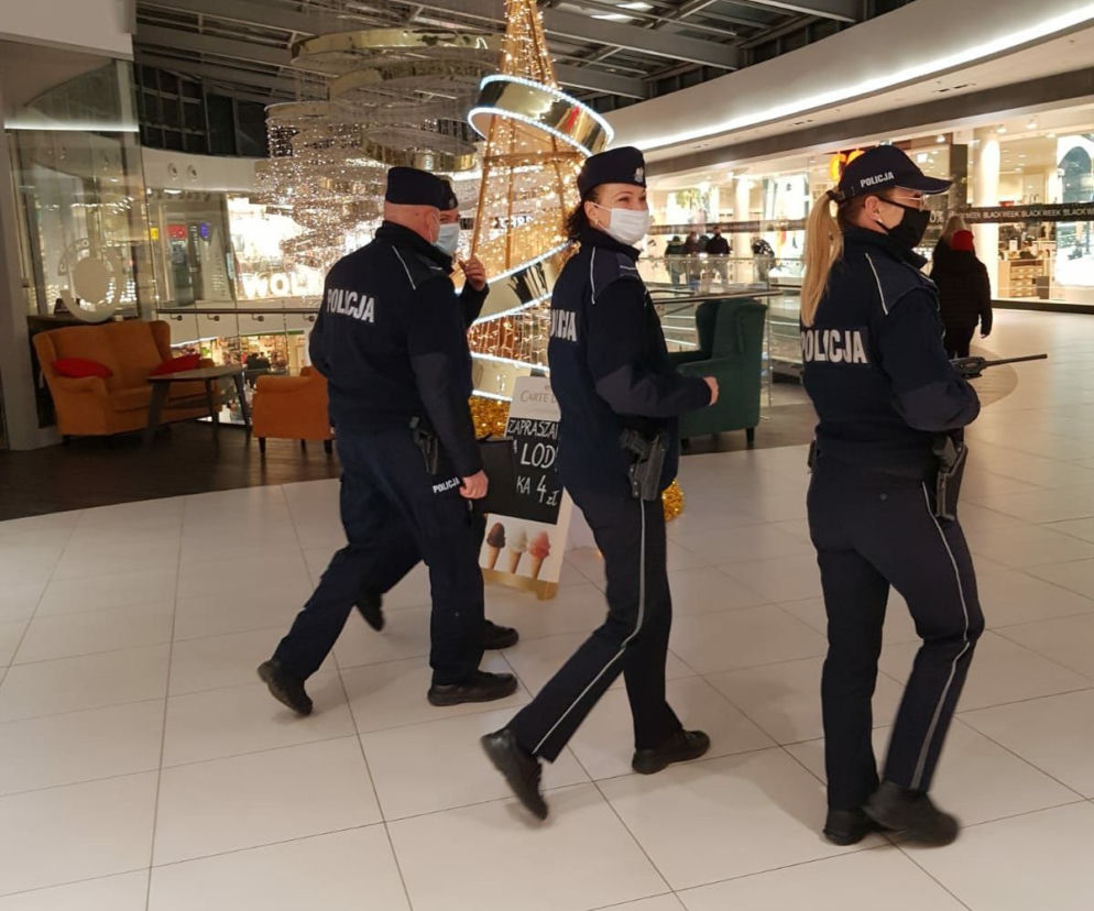 Policjanci kontrolują noszenie maseczek