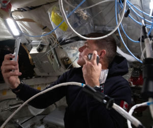 Astronauta Jeremy Hansen goli się w kapsule Orion podczas misji Artemis II