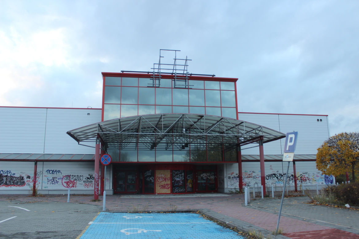 Dawny supermarket Auchan w Dąbrowie Górniczej już nie będzie straszył