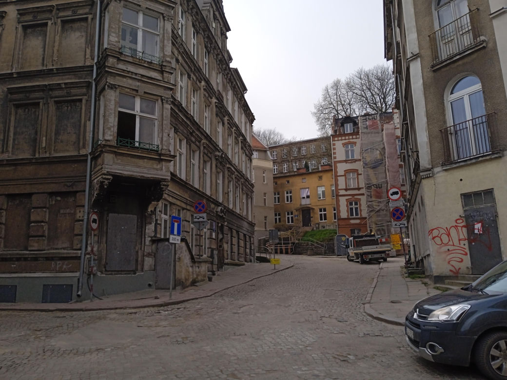 Tak zmieniła się Biskupia Górka. Zrewitalizowano kamienice. Zdjęcia przed i po 