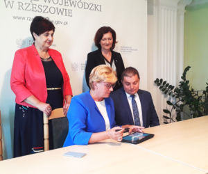 12 nowych ambulansów na Podkarpaciu - umowa podpisana