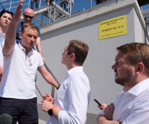 Przepychanka posłów Nitrasa i Kalety na terenie oczyszczalni Czajka