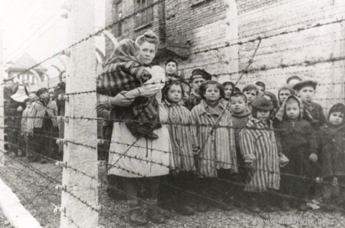 Dzieci, więźniowie KL Auschwitz - tuż po wyzwoleniu...