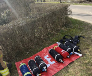 Potężny pożar pod Jaworem. Auta płonęły, dwie osoby ranne po próbie walki z żywiołem