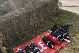 Potężny pożar pod Jaworem. Auta płonęły, dwie osoby ranne po próbie walki z żywiołem