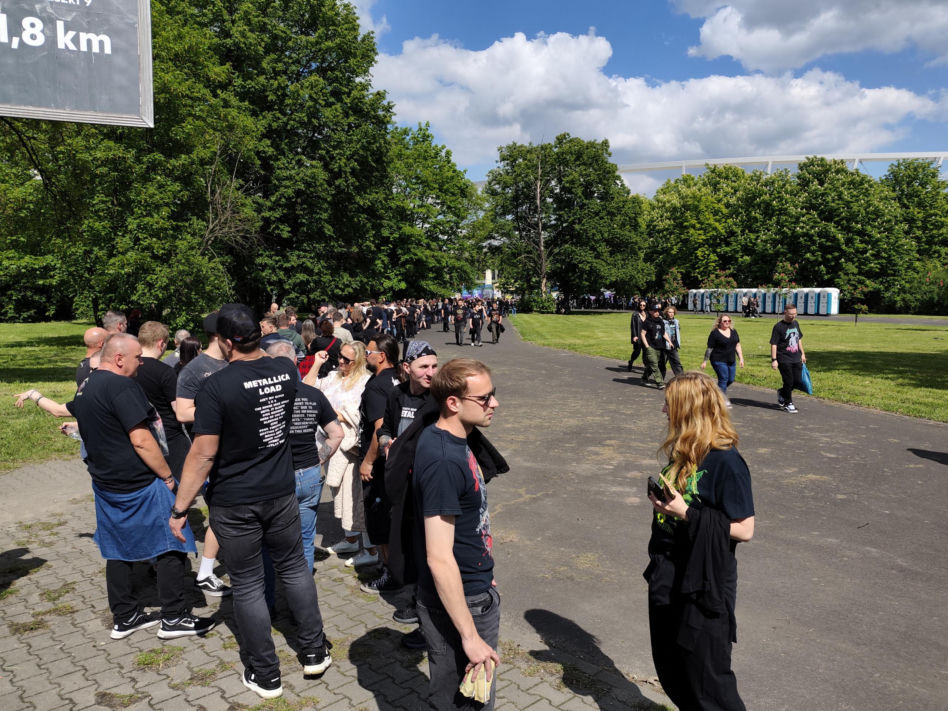 Długie kolejki i tłum fanów przed koncertem Metaliki