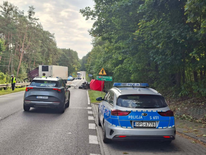Śmiertelny wypadek w Stykowie na DK 42. Na miejscu zginął 23 letni mężczyzna