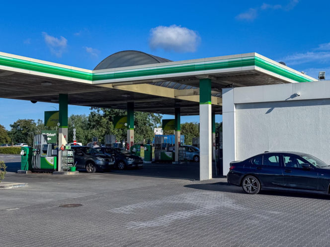 Podłożył ładunek w baku paliwa swojego auta