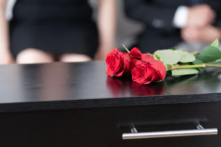 Ocknęła się w trumnie tuż przed kremacją. Lekarze ujawniają, co naprawdę się wydarzyło  