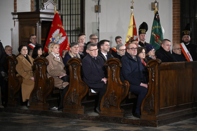 Msza za ofiary Smoleńska w Archikatedrze. Obecni Nawrocki i Kaczyńska