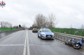 Niebezpieczny wypadek pod Zamościem. Skuter wjechał pod koła osobowego Audi
