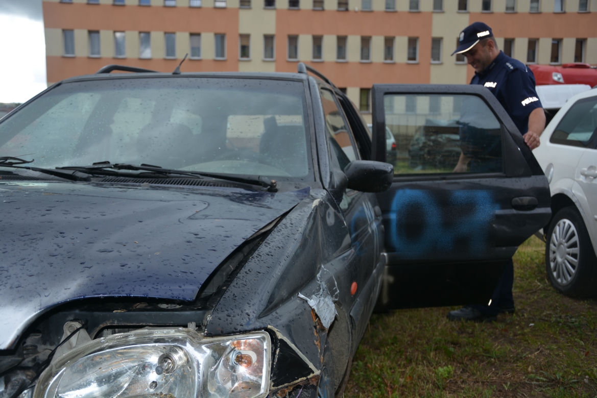 Podlaskie. Wyjechali na ulicę pomalowanym wrakiem. Zobaczyła ich policja. Kierowca spanikował [ZDJĘCIA]