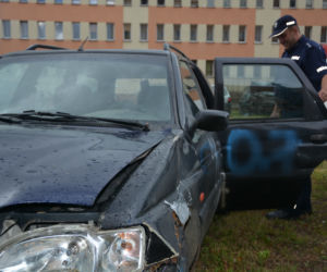 Podlaskie. Wyjechali na ulicę pomalowanym wrakiem. Zobaczyła ich policja. Kierowca spanikował [ZDJĘCIA]
