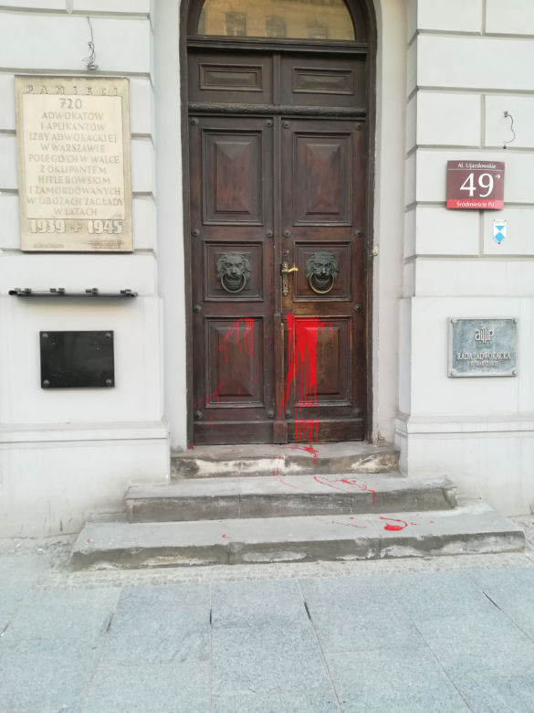Siedziba ORA w Warszawie oblana farbą