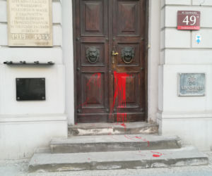Siedziba ORA w Warszawie oblana farbą