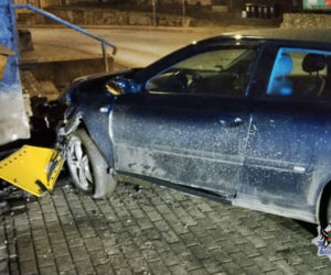 Wjechał samochodem w dom, po czym zgłosił się na policję jako poszkodowany