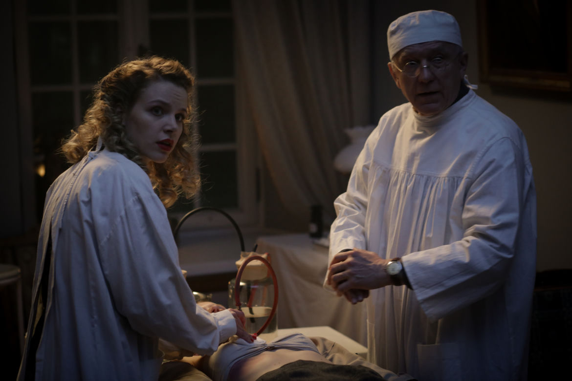 Wojenne dziewczyny 5 sezon odc. 54. Magda (Karolina Rzepa), Ewka (Vanessa Aleksander), doktor Pach (Wiesław Zanowicz)
