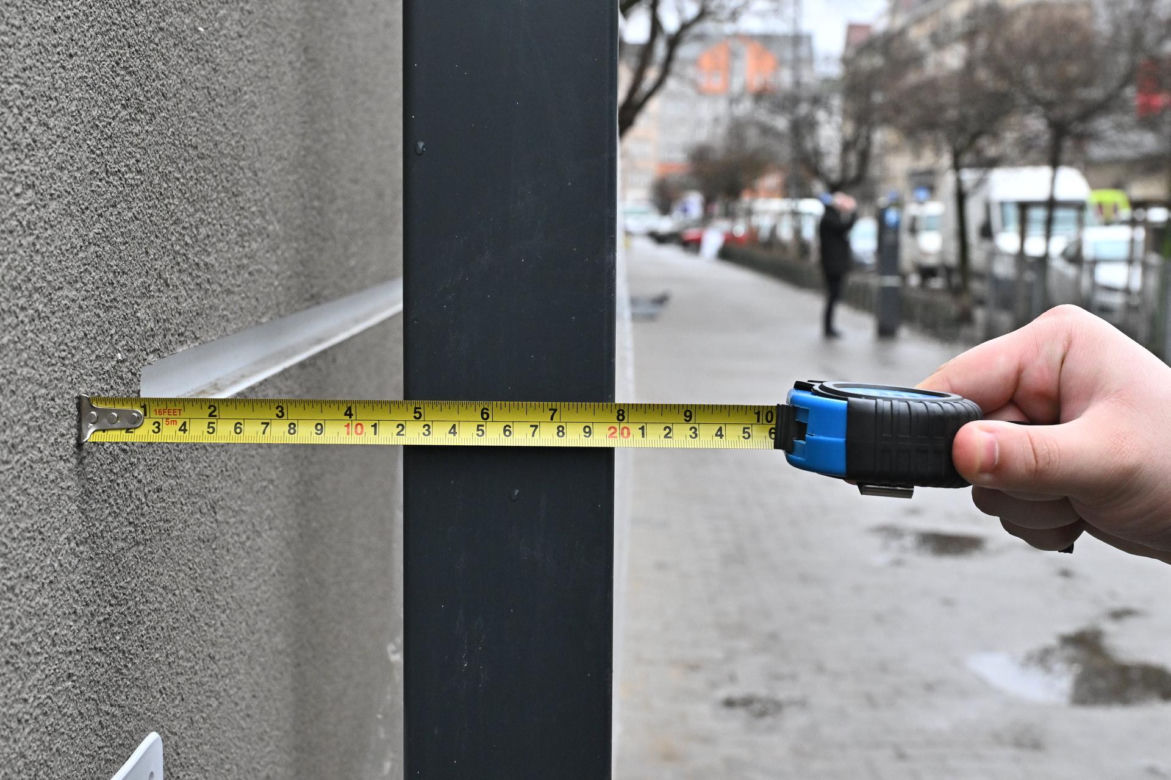 Absurd roku w Warszawie? Postawili płot tuż przy elewacji budynku. "Tak musiało być" 