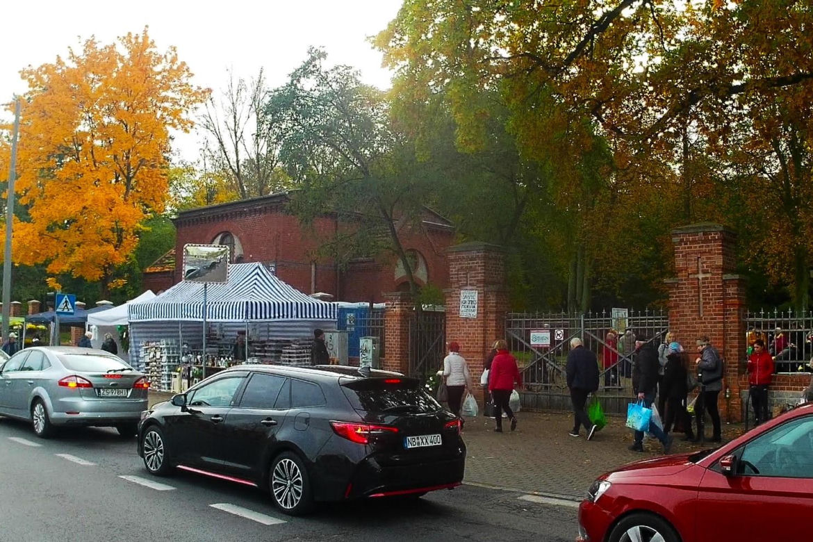 Wzmożony ruch na Cmentarzu Centralnym w Szczecinie
