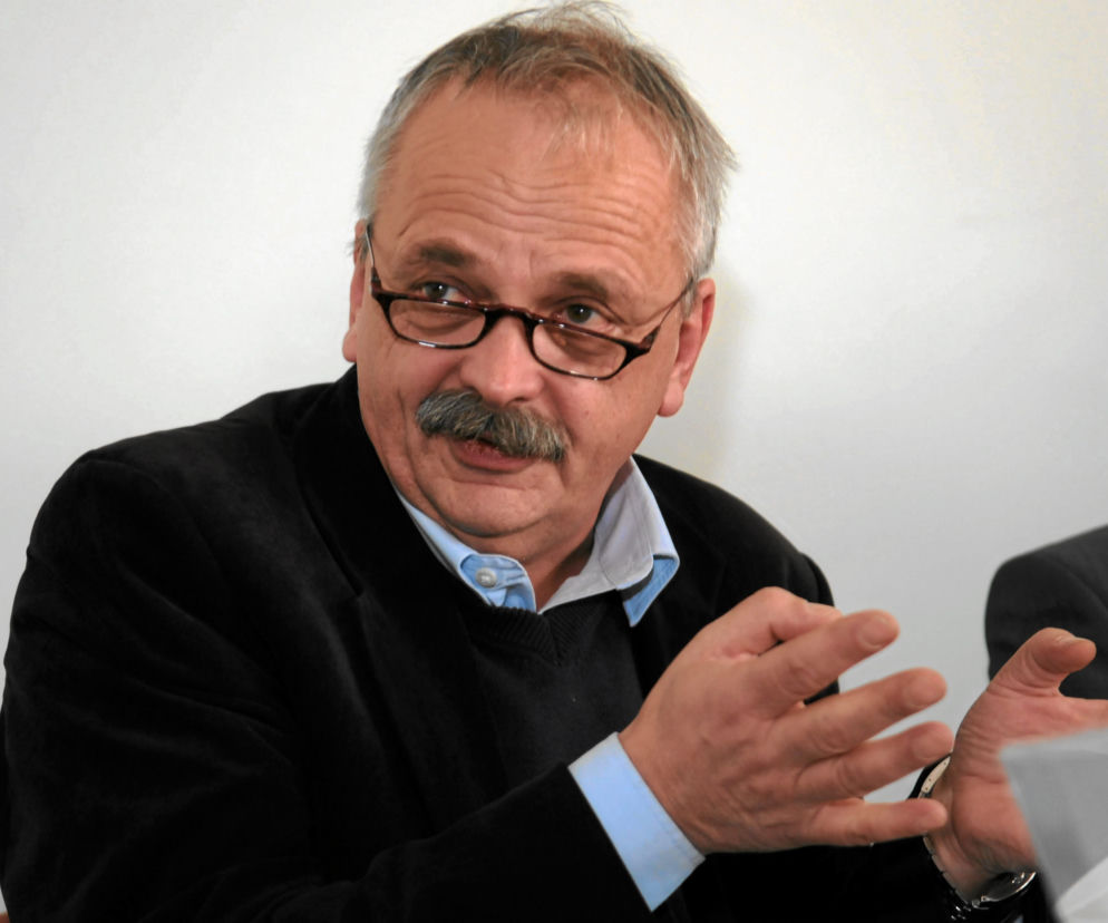 Senator Marcin Zawiła w okularach gestykuluje podczas rozmowy. O sprawie jego immunitetu przeczytasz na Eska.