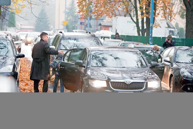 Minister finansów wozi dzieci służbową limuzyną