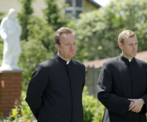 Ranczo 8 sezon. Wikary Maciej (Mateusz Rusin), wikary Robert (Bartłomiej Kasprzykowski)
