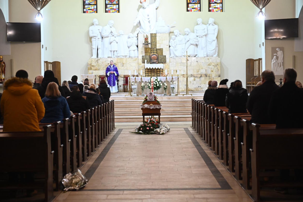 Morze łez nad trumną Ewy Orłowskiej. Zginęła z ręki kochanka. Pogrzeb w Starogardzie Gdańskim