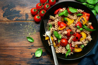 Sałatka makaronowa z pieczoną papryką i fetą – prosta, a robi efekt „wow”