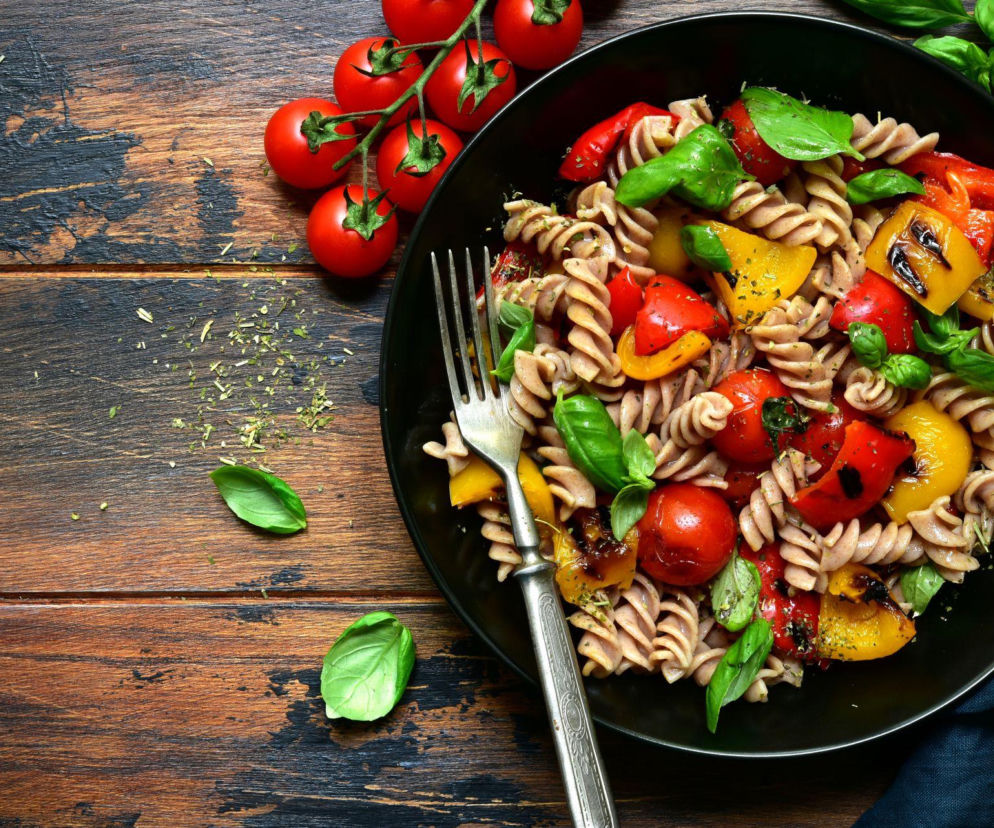 Sałatka makaronowa z pieczoną papryką i fetą – prosta, a robi efekt „wow”