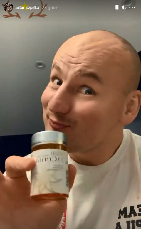 Artur Szpilka prezentuje brązowe tabletki