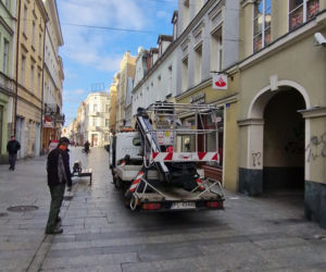 Montaż iluminacji świątecznych w Lesznie