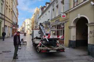 Montaż iluminacji świątecznych w Lesznie