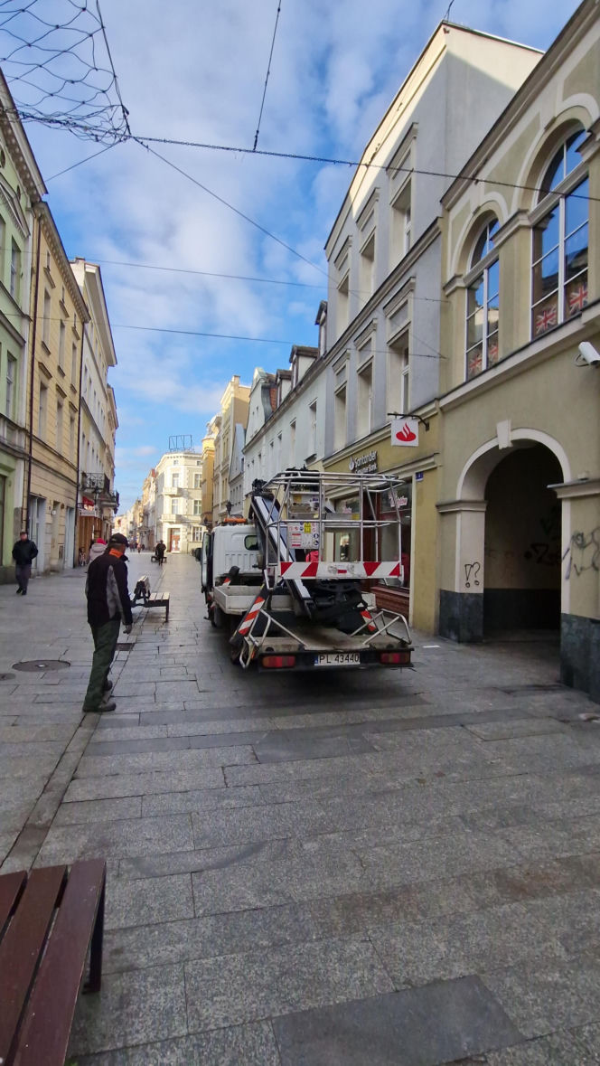 Montaż iluminacji świątecznych w Lesznie
