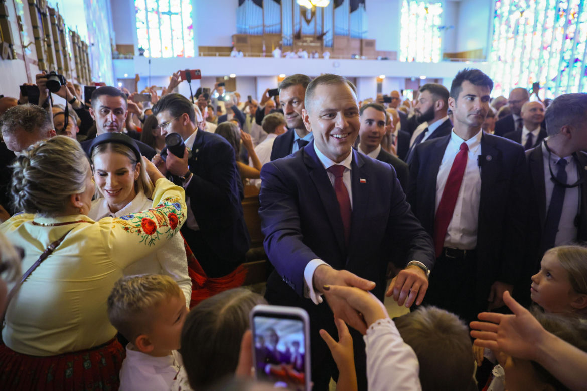 Fałszywy ksiądz zakłócił mszę z udziałem prezydenta Nawrockiego