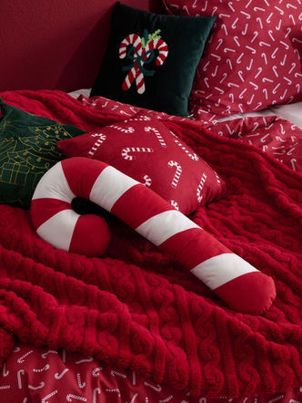 Jak zrobić tanią metamorfozę wnętrza na Boże Narodzenie? Wystarczy zmienić poszewki na świąteczne!