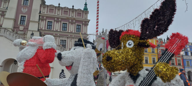 Bajkowa instalacja przed zamojski ratuszem