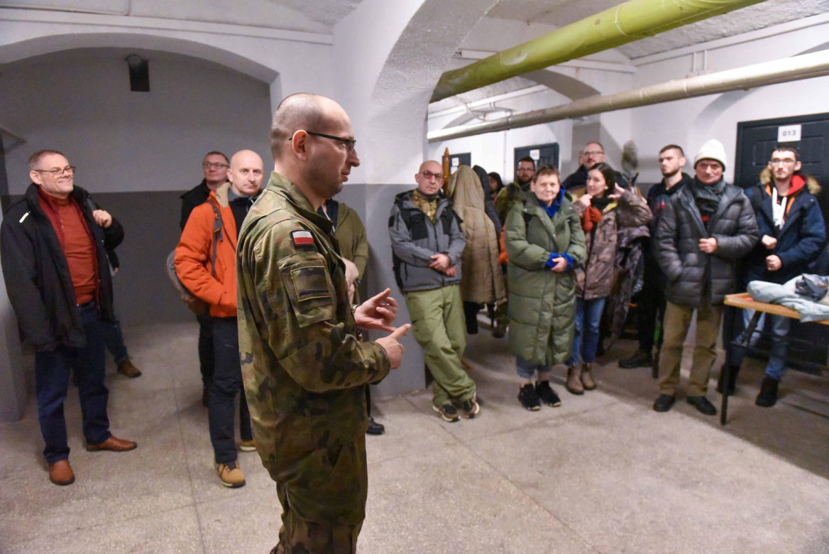 W Toruniu na siarczystym mrozie szkolą się cywile