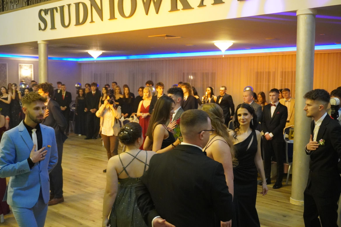 Dwa polonezy na studniówce bydgoskiej Handlówki. W jednym pomogli nauczyciele